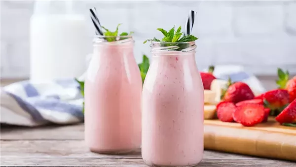 مشروب زبادي بالفراولة