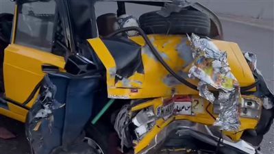 سائق سيارة نقل يصطدم بتاكسي ويفر هاربًا في الإسكندرية