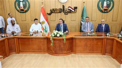 محافظ المنوفية يوزع مساعدات لـ 50 حالة إنسانية ويسلم كراسي متحركة لذوي الهمم