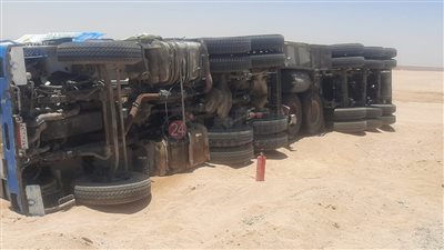 انقلاب سيارة تريلا محملة بالسكر بطريق رأس غارب في الغردقة