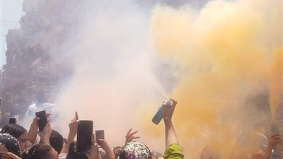 احتفالات طلاب الثانوية العامة بالدقهلية بالثلوج والأغاني بعد انتهاء آخر امتحان