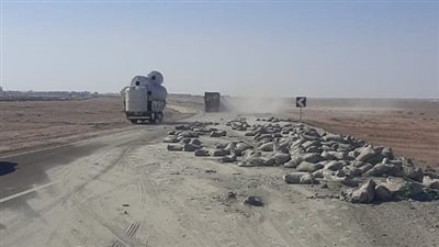 دون إصابات.. انقلاب تريلا محملة بالأسمنت بطريق الزعفرانة رأس غارب