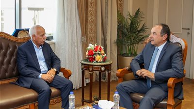 وزير قطاع الأعمال يلتقي رئيس اتحاد نقابات عمال مصر لرفع كفاءة العنصر البشري