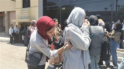 الكتابة على التيشيرتات.. أجواء احتفالية لطلاب الثانوية العامة في الأقصر مع نهاية الامتحانات