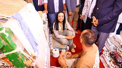 وزيرة التضامن تتفقد أروقة معرض ديارنا للحرف اليدوية والتراثية بالساحل الشمالي