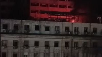 محافظ القاهرة يصل إلى سنترال رمسيس بعد تجدد اشتعال النيران