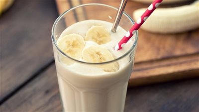 طريقة عمل موز باللبن والشوكولاتة.. أفضل مشروب سموذي ومرطب للصيف بمكونات بسيطة