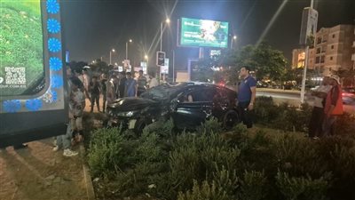 اصطدام ملاكي بالرصيف وعمود إنارة بشارع التسعين في التجمع