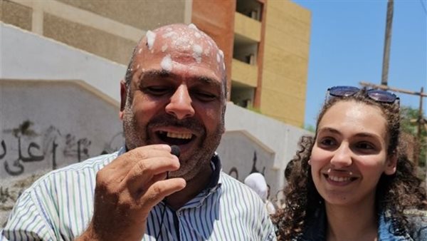 ولي أمر صحبة ابنته