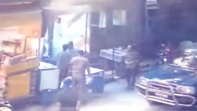 الأهالي يطالبون محافظ سوهاج بالتحقيق في واقعة تشاجر صاحب محل ونائب رئيس مدينة طهطا | فيديو