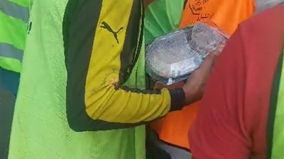 الأهالي يوزعون وجبات إطعام لعمال المقاولون العرب العاملين في تأهيل سنترال رمسيس المحترق