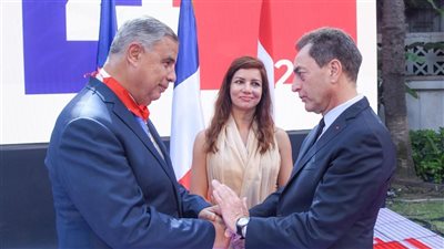 السفير الفرنسي بمصر يقلد محافظ الإسكندرية وسام جوقة الشرف برتبة قائد