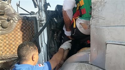 كان محشور داخل السيارة.. إسعاف أسوان ينقذ حياة مصاب في حادث تصادم 