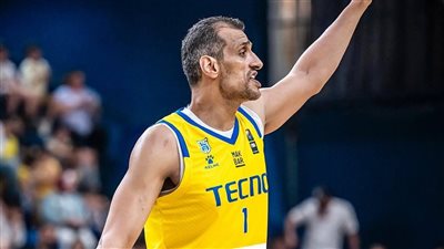 أسطورة لا تنتهي.. إسماعيل أحمد يتوج بالدوري اللبناني مع الرياضي بيروت في سن الـ49