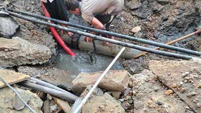 كسر مفاجئ بخط مياه رئيسي بمدينة الشروق وبدء أعمال الإصلاح الفوري