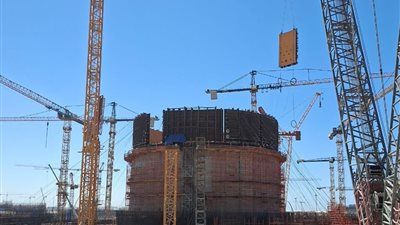  في وقت قياسي.. تركيب المستوى الثالث من وعاء الاحتواء الداخلي لمبنى المفاعل بمحطة الضبعة النووية