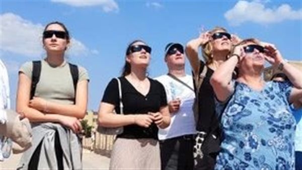 كسوف الشمس فوق معابد