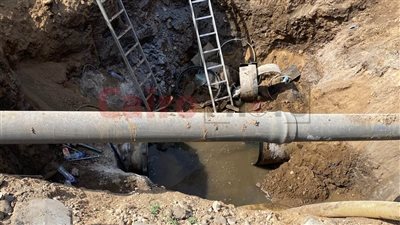 بعد أكثر من 12 ساعة.. استمرار أعمال إصلاح كسر بخط صرف صحي رئيسي في نجع الشيخ بالأقصر