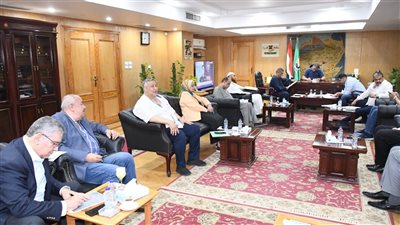 محافظ الفيوم يلتقي أعضاء مجلسي النواب والشيوخ لبحث شكاوى ومطالب المواطنين