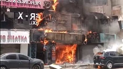 اندلاع حريق في محل تجاري امتد إلى الطوابق العلوية بشارع فيصل