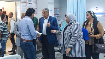 محافظ الإسكندرية يزور مصابي العقار المنهار بالعطارين ويوجه بصرف تعويضات