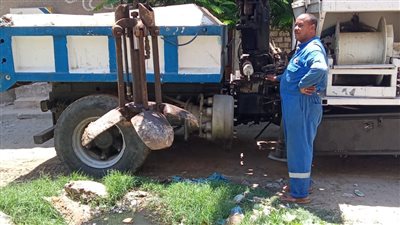 حملات مكبرة لتطهير شبكات وبيارات الصرف الصحي بمدن القناة | صور 