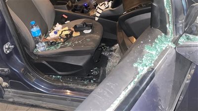 عكننوا على العريس.. مجهولون يحطمون سيارات زفة فرح أمام قاعة قصر عابدين بالأقصر ويسرقون متعلقات شخصية