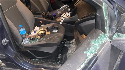  زفاف تحول إلى كابوس..مجهولون يحطمون زجاج سيارات ويستولون على متعلقات شخصية أمام قاعة أفراح بالأقصر | صور