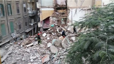 بعد مصرع شقيقين.. رفع أنقاض العقار المنهار في العطارين بالإسكندرية 