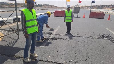 محافظ أسوان يتابع إنهاء المرحلة الأولى لتركيب الفواصل الدائمة بمحور بديل الخزان