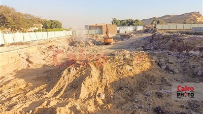 بعد رصد وجود حفار داخلها.. ننشر حقيقة التكسير داخل منطقة أهرامات الجيزة| صور 