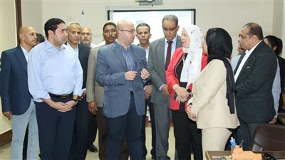 محافظ بني سويف يتابع فعاليات تدريب العاملين بالتعليم على المهارات الرقمية 