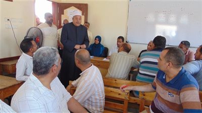 رئيس قطاع المعاهد الأزهرية يتفقد مركز تصحيح سوهاج.. ويؤكد: لا تهاون مع المقصرين