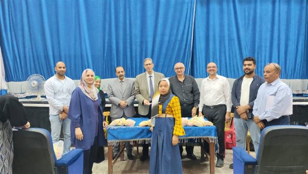 جانب من تسليم النظارات