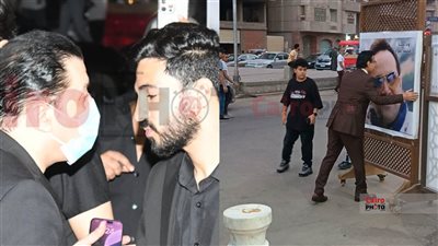 احتضن صورته وقبّلها.. بكاء حلمي عبد الباقي في عزاء المطرب الشعبي محمد عواد 