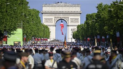 سقوط حصان وفارسه في استعراض عسكري خلال احتفالات اليوم الوطني الفرنسي