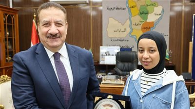 محافظ المنوفية يكرم الأولى على الجمهورية بالدبلومات التجارية ويهديها درع المحافظة