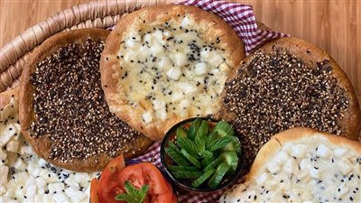  طريقة عجينة المناقيش للشيف عمر.. تعرفي على سر طراوتها وتسويتها