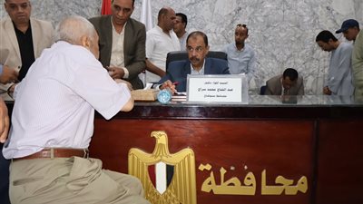 محافظ سوهاج يعقد اللقاء الجماهيري الأسبوعي للاستماع إلى شكاوى وطلبات المواطنين