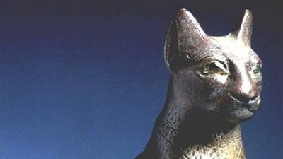 قطة برونزية تجلس في وقار.. تمثال مصري نادر في متحف فيينا 