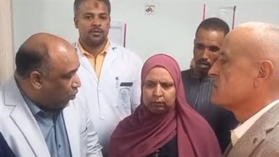 بعد سقوطه في بئر.. محافظ الأقصر يزور العامل المصاب بمستشفى طيبة ويطمئن على حالته الصحية