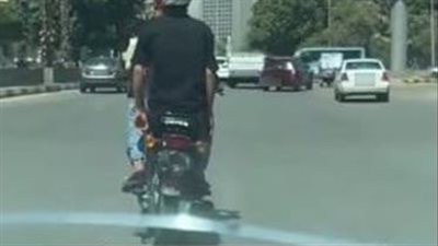 القبض على سائق وضع كيسًا بلاستيكيًا على اللوحة المعدنية لدراجته النارية