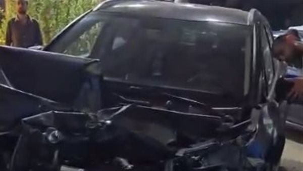 سيارة محطمة بالحادث