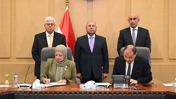 جانب من التوقيع