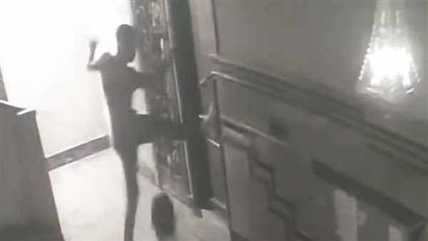 شخص يحاول الاعتداء