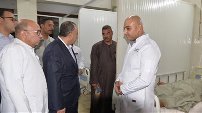 محافظ أسيوط يزور مصابي حادث محور ديروط ويوجه بسرعة صرف التعويضات وتوفير الرعاية الطبية