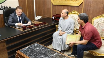 صرف مساعدة وكرسي متحرك.. محافظ المنوفية يستجيب لحالة إنسانية ويوجه بفحص شكاوى المواطنين