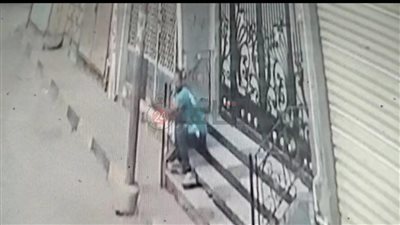 سرق سلك نحاس من عمود كهرباء وتسبب في انقطاع التيار.. كاميرات المراقبة ترصد لصًا في الباجور بالمنوفية