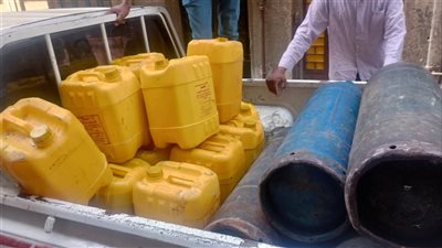 يقلد علامات تجارية شهيرة.. تموين أسيوط يضبط مخزن زيوت طعام غير صالحة للاستهلاك الآدمي