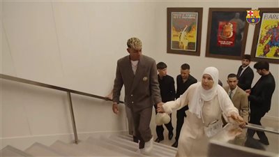 بعد ظهورها معه في برشلونة.. من هي المغربية فاطمة جدة لامين يامال ؟ 